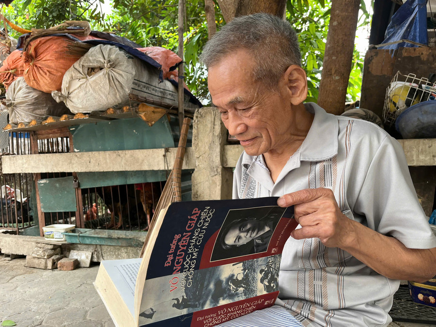Thầy Nguyễn Thiện Thuật vẫn miệt mài đọc sách mỗi ngày.