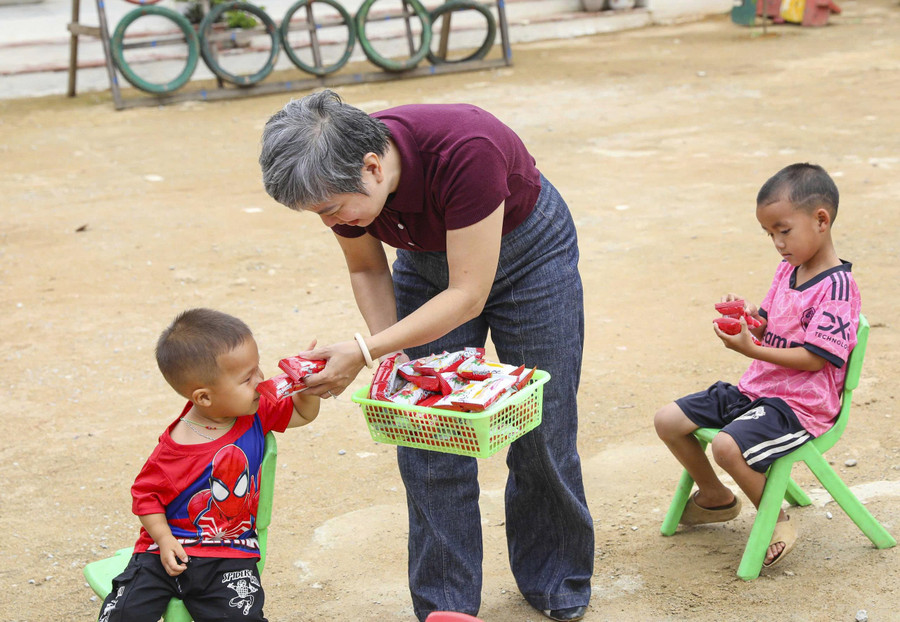 Nhà báo Dương Thanh Hương - Phó Tổng Biên tập Báo Giáo dục và Thời đại thăm hỏi, tặng quà học sinh xã Tìa Dình. xoa-mu-tia-dinh-2.jpg