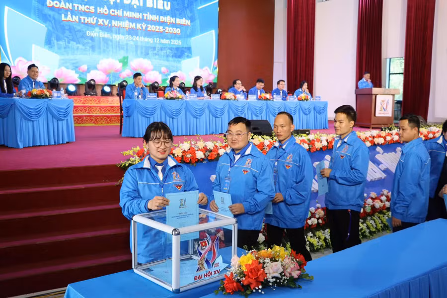 Các đại biểu bỏ phiếu bầu BCH khóa mới.