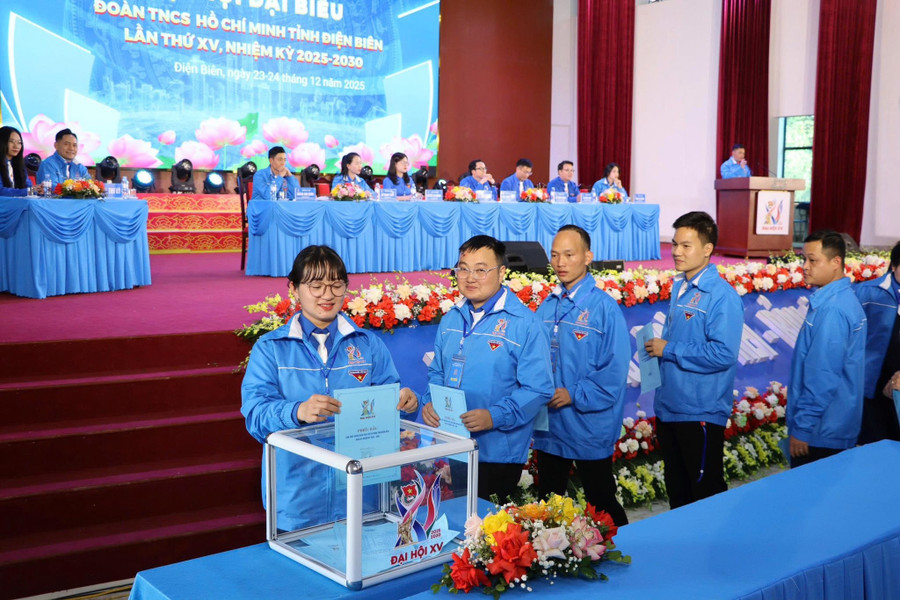 Các đại biểu bỏ phiếu bầu BCH khóa mới.