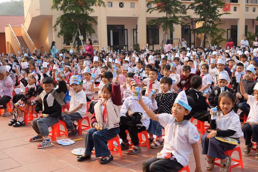 Học sinh vui mừng khi được tiếp nhận sữa ngay trong sáng 6/4.