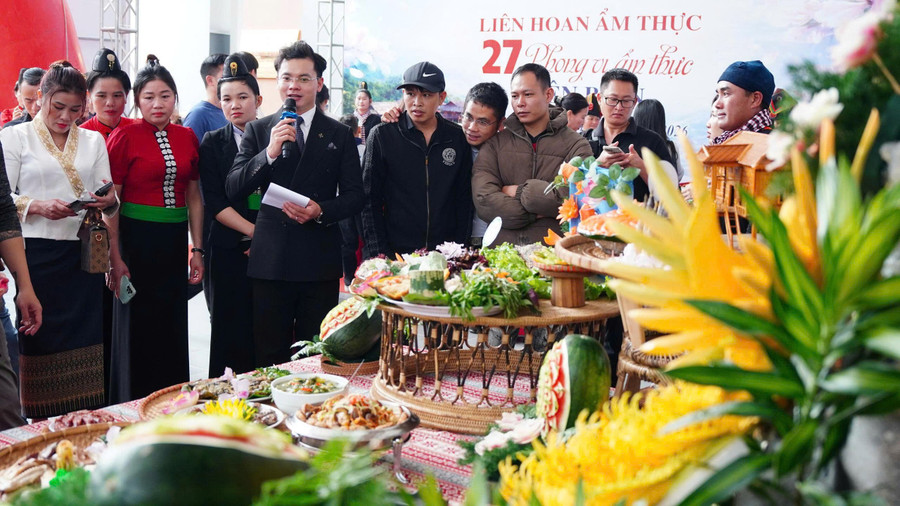 Phần thuyết trình về mỗi món ăn của các nhà hàng, khách sạn.