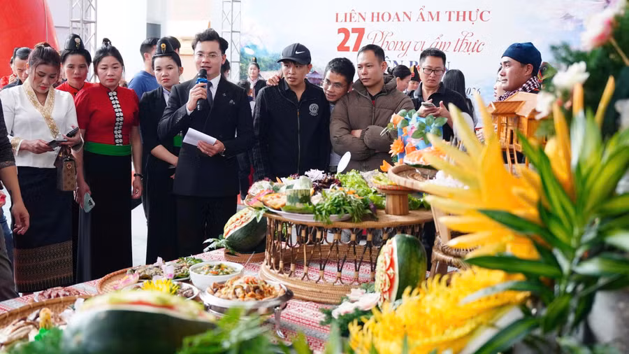 Phần thuyết trình về mỗi món ăn của các nhà hàng, khách sạn.