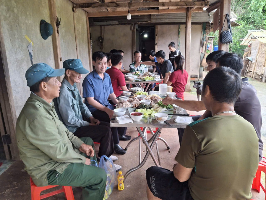 "Bữa cơm yêu thương” được cán bộ xã Sín Thầu tổ chức tại gia đình ông Sừng Gia Tư - anh trai của liệt sĩ Sừng Lù Ky.
