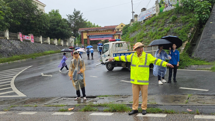 Các lực lượng hỗ trợ đắc lực cho kỳ thi. lao-cai-thi.jpg