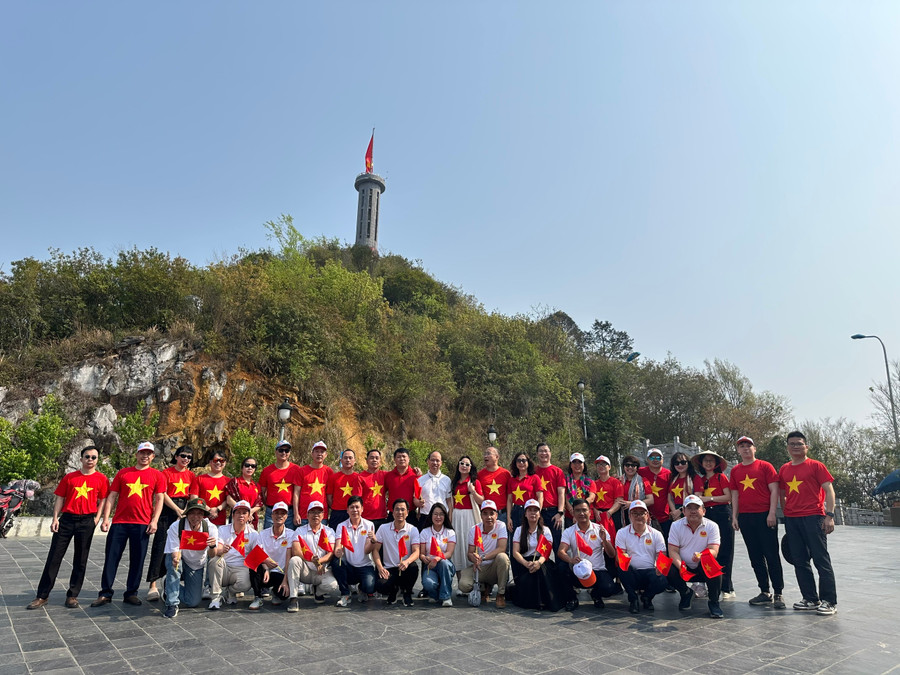 Lớp K75.A07 thăm, thực hiện nghi thức chào cờ tại cột cờ Lũng Cú (Hà Giang).