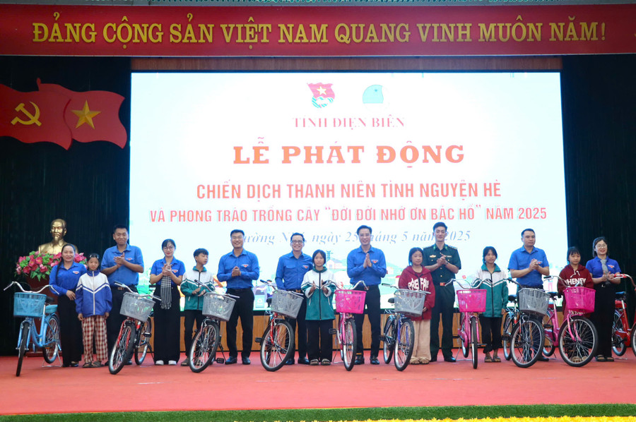 Tỉnh đoàn Điện Biên trao xe đạp cho học sinh có hoàn cảnh khó khăn, nỗ lực vươn lên trong học tập. tinh-nguyen-he-1.jpg