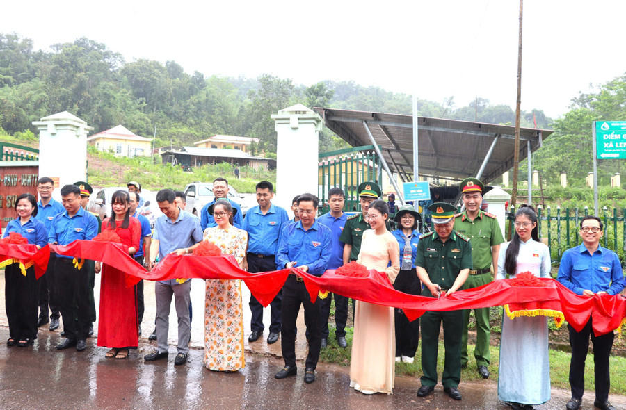 Đoàn viên thanh niên Điện Biên cùng lãnh đạo, nhân dân xã Leng Su Sìn, huyện Mường Nhé cắt băng khánh thành công trình "thắp sáng đường quê". tinh-nguyen-he.jpg