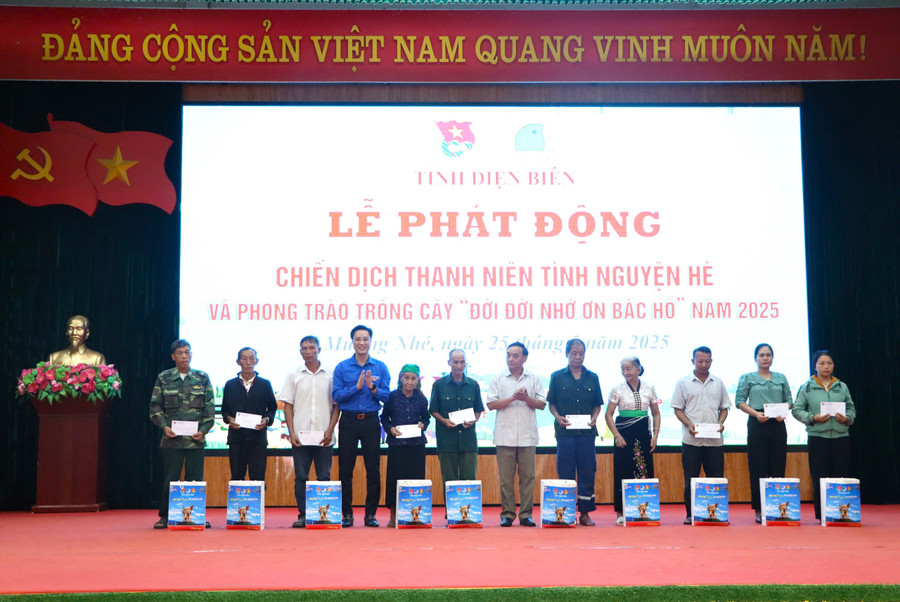 Anh Đặng Thành Huy - Bí thư Tỉnh đoàn Điện Biên (thứ 4 tính từ bên trái) cùng lãnh đạo huyện Mường Nhé trao tặng quà các gia đình chính sách. tinh-nguyen-he-3.jpg
