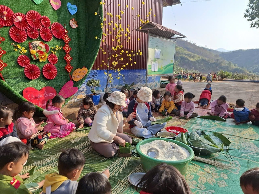 Cô trò nhà trường trải nghiệm không khí ngày Tết cổ truyền. mn-huoi-lech-1.jpg