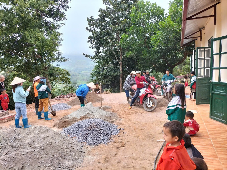 Giáo viên, đoàn viên thanh niên và phụ huynh đóng góp ngày công lao động, thực hiện làm mới sân bê tông của gần 10 điểm trường vùng khó xã Mường Toong - Chương trình do Báo Giáo dục và Thời đại kết nối với chị Hoa Hoàng (68 Cầu Giấy, Hà Nội) kêu gọi, thực hiện. nong-thon-moi-1.jpg