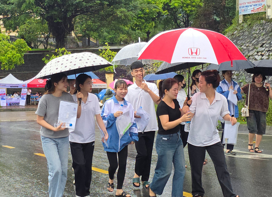 Thí sinh Lào Cai vui vẻ rời trường thi tại kỳ thi tốt nghiệp THPT năm 2025.