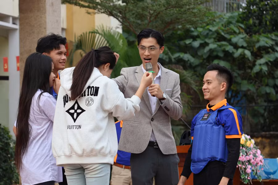 Học sinh tham gia trải nghiệm.