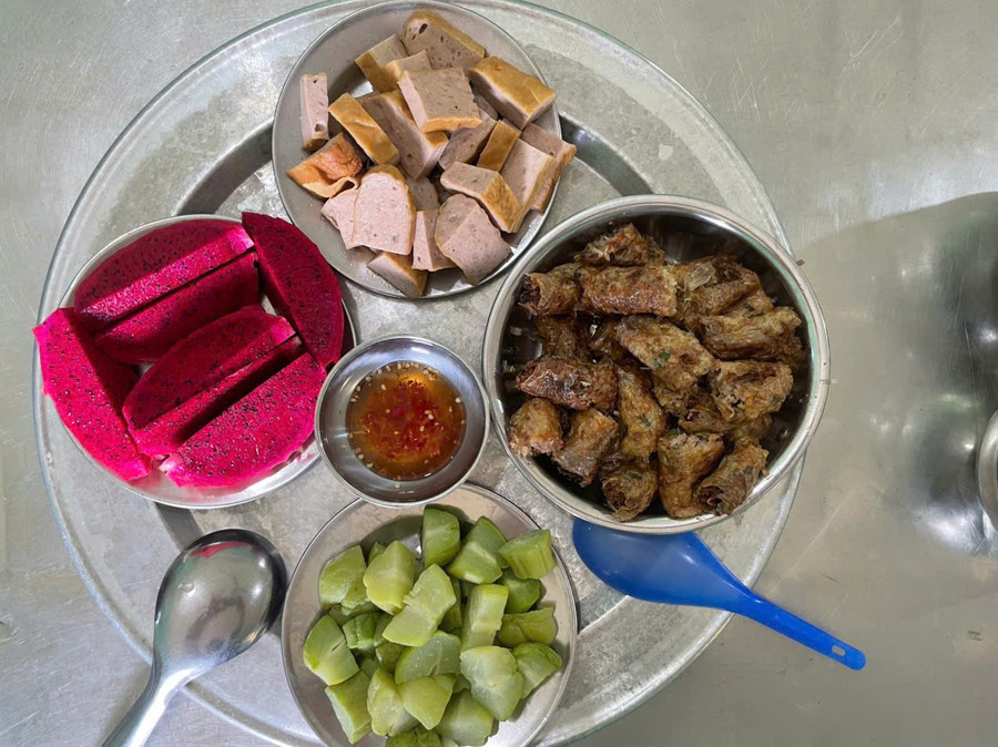 Mâm cơm "gia đình". bua-com-noi-tru-3.jpg