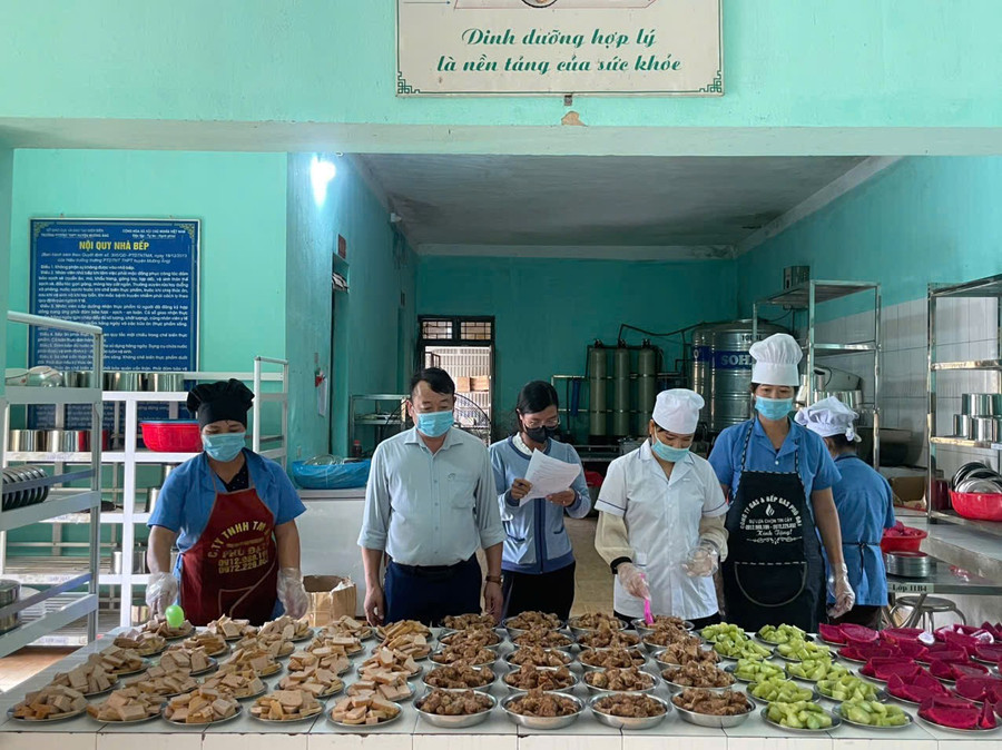 BGH nhà trường kiểm tra bữa ăn của học sinh. bua-com-noi-tru-2.jpg