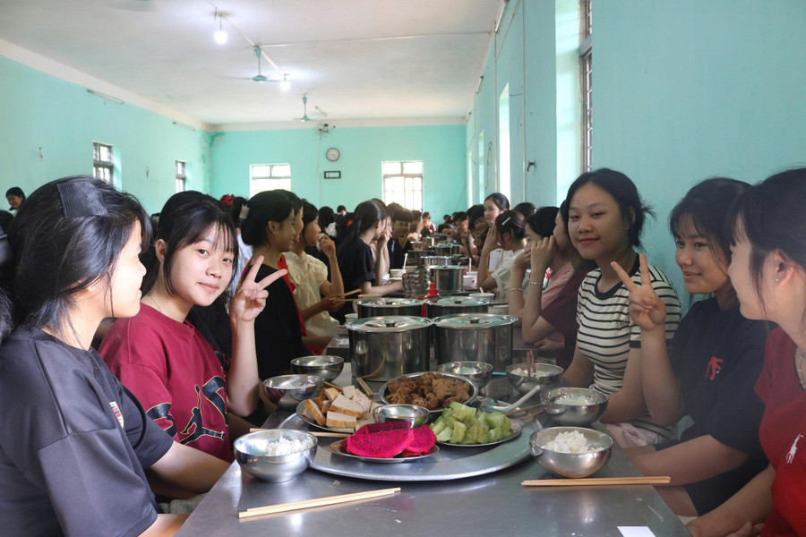 Một bữa ăn của học sinh nhà trường. bua-com-noi-tru-1.jpg