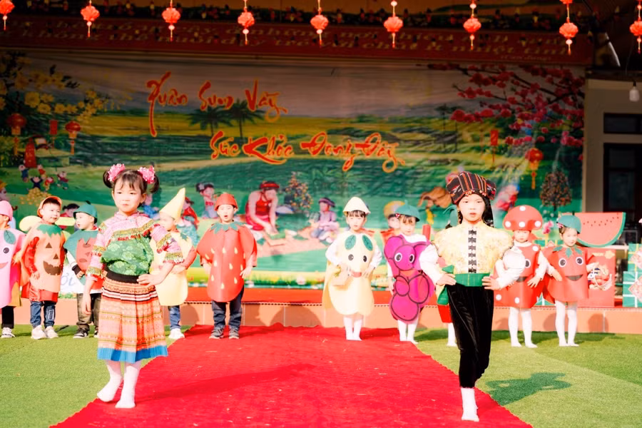 Các bé thi biểu diễn thời trang.