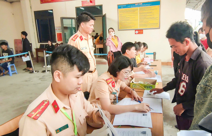 Các thí sinh làm thủ tục thi.