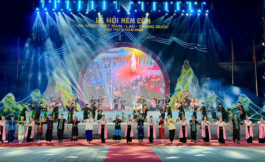 Chương trình nghệ thuật chào mừng khai mạc Lễ hội ném còn có sự tham gia của gần 200 diễn viên, nghệ nhân đến từ các đoàn Điện Biên, Lai Châu, Phong-sa-ly, huyện Giang Thành và thành phố Phổ Nhĩ.