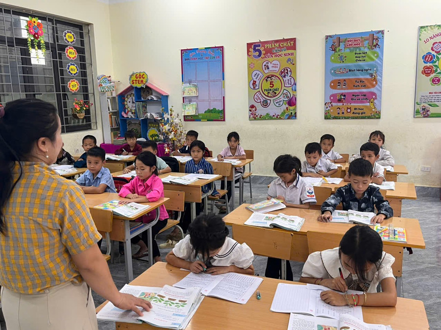 Cùng với đào tạo cán bộ, công tác phát triển giáo dục và đào tạo của Điện Biên được triển khai đồng bộ, hướng tới mục tiêu nâng cao dân trí, phát triển nguồn nhân lực và bồi dưỡng nhân tài cho vùng đồng bào dân tộc thiểu số, miền núi.