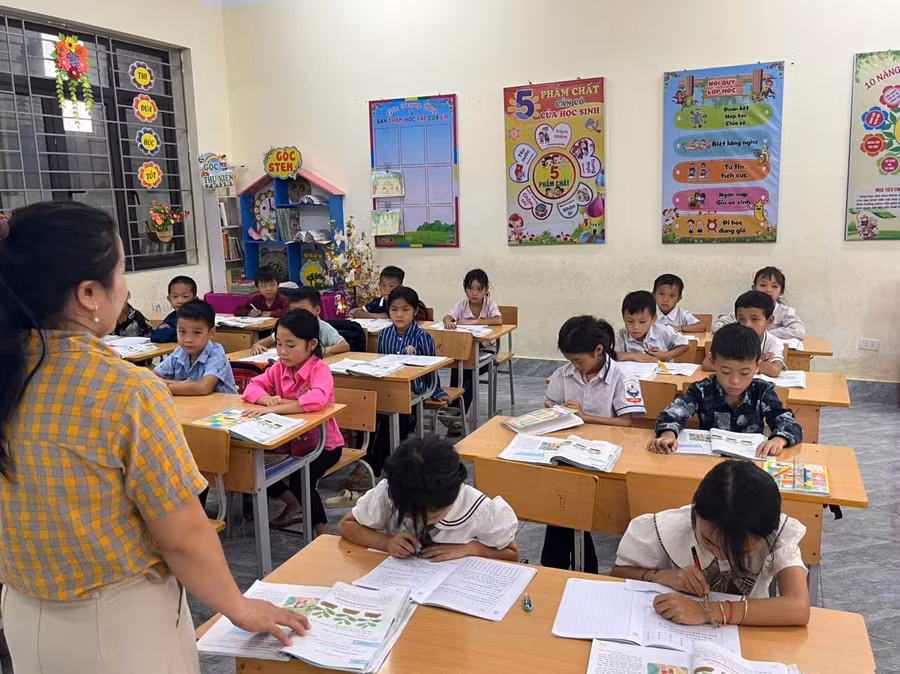 Cùng với đào tạo cán bộ, công tác phát triển giáo dục và đào tạo của Điện Biên được triển khai đồng bộ, hướng tới mục tiêu nâng cao dân trí, phát triển nguồn nhân lực và bồi dưỡng nhân tài cho vùng đồng bào dân tộc thiểu số, miền núi.