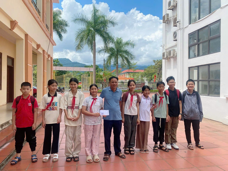 Thầy trò nhà trường tới Uỷ ban MTTQ huyện ủng hộ học sinh các vùng bị ảnh hưởng do thiên tai. thcs-muong-nhe-1.jpg