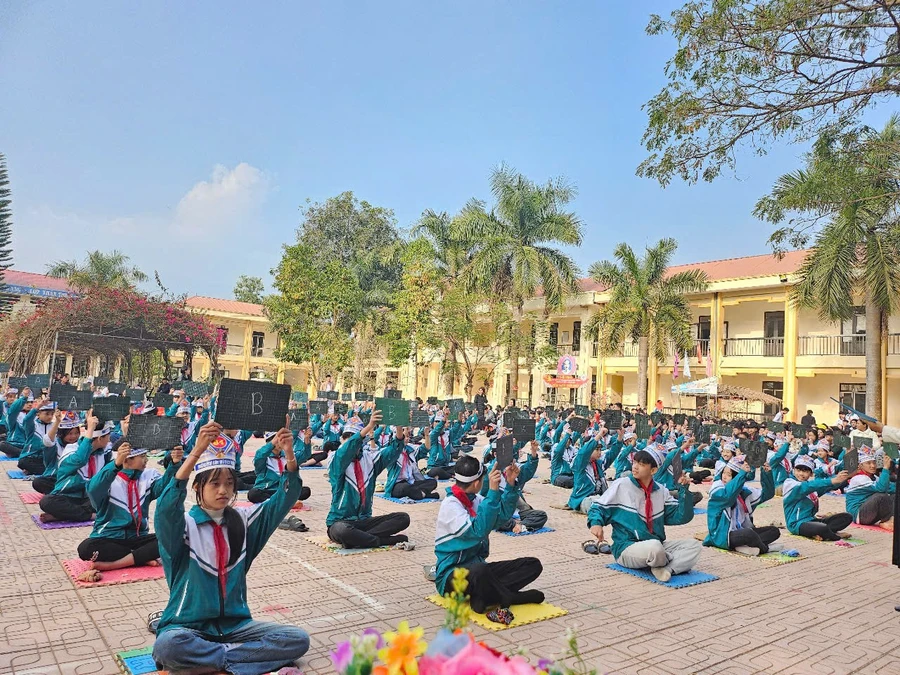 Học sinh thi "Rung chuông vàng" cấp trường.