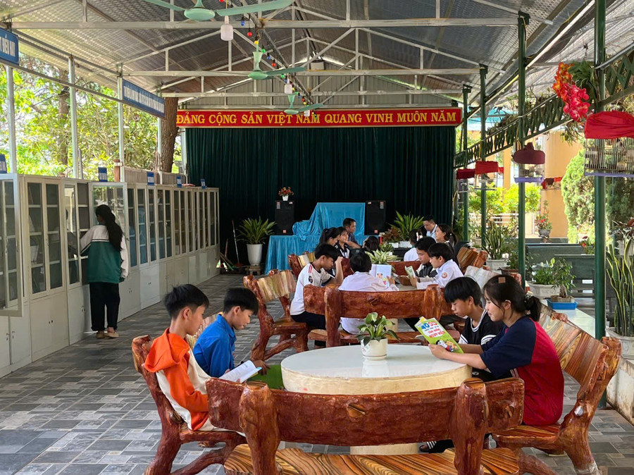 Toàn cảnh thư viện ngoài trời do thầy trò Trường PTDTBT THCS Nà Bủng xã hội hóa trong quá trình triển khai.