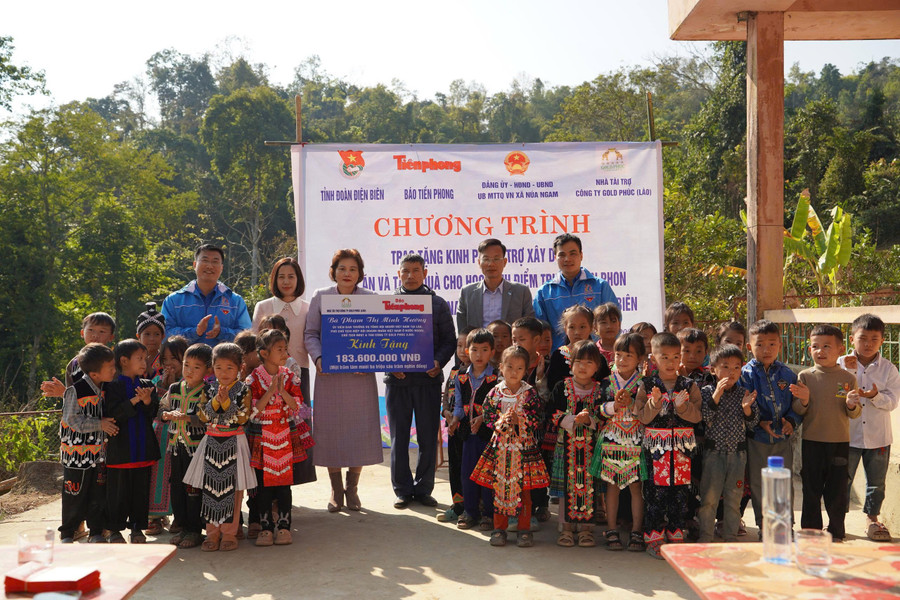 Các mạnh thường quân trao các phần quà ý nghĩa cho thầy trò điểm trường Hin Phon.