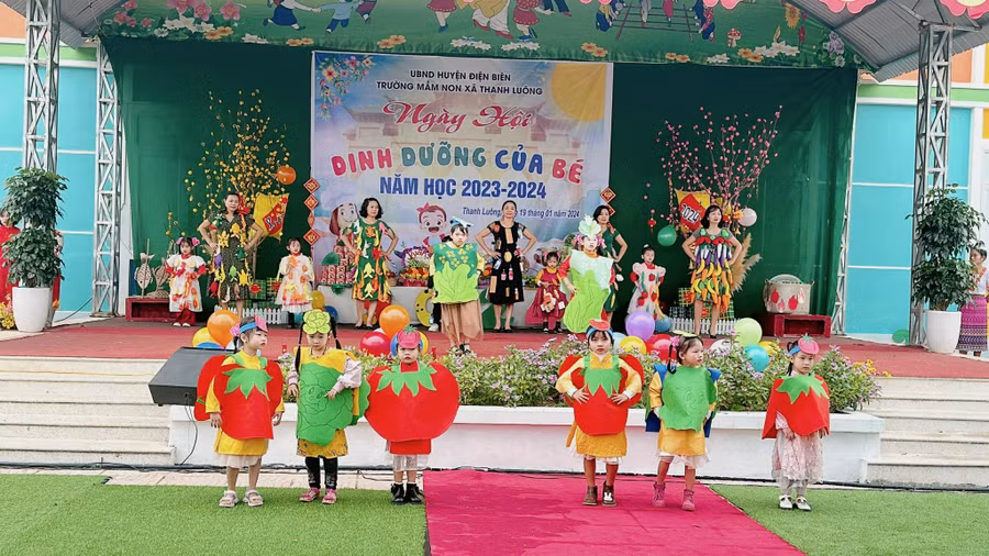 Cô trò nhà trường trong Ngày hội Dinh dưỡng của Bé.