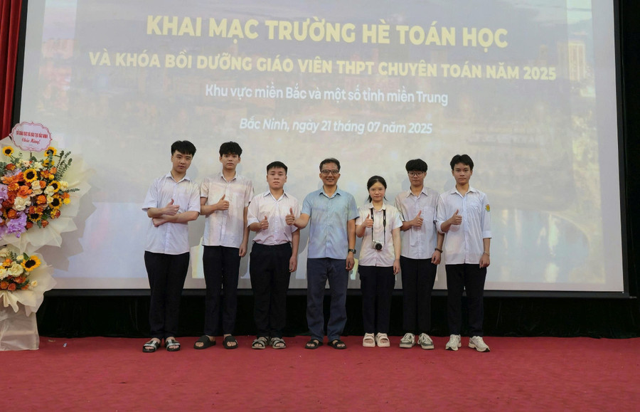Thầy và trò đoàn Lào Cai tham dự Trường hè Toán học năm 2025 tại Bắc Ninh. trai-he-toan-hoc.jpg
