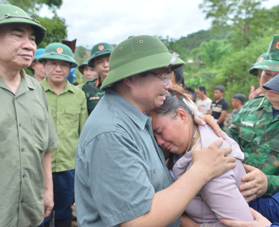Thủ tướng khóc cùng nỗi đau của nhân dân Điện Biên khi rơi vào cảnh mất người, mất nhà... pham-minh-chinh-3.jpg