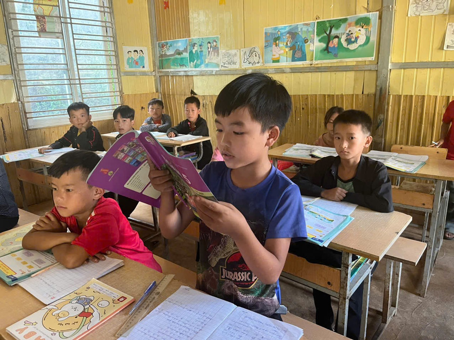 Công tác giáo dục và phổ cập giáo dục luôn được xã Sính Phình đặc biệt quan tâm. giam-ngheo-sinh-phinh-1.jpg