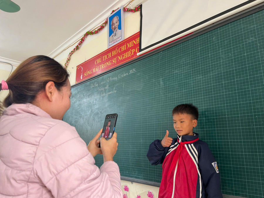 Cô và trò trường PTDTBT Tiểu học Mường Toong.