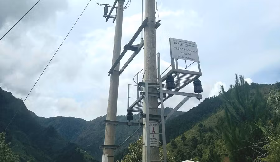 Vị trí cháu T.A.T. gặp nạn, nằm ở giàn sắt giữa cột điện 35kV.