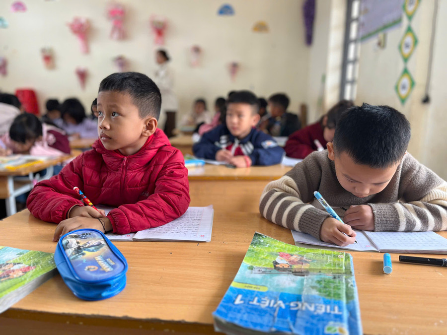 Nhờ sự chung tay của cộng đồng mà tình trạng bỏ học giữa chừng ở các xã vùng cao giảm đáng kể.