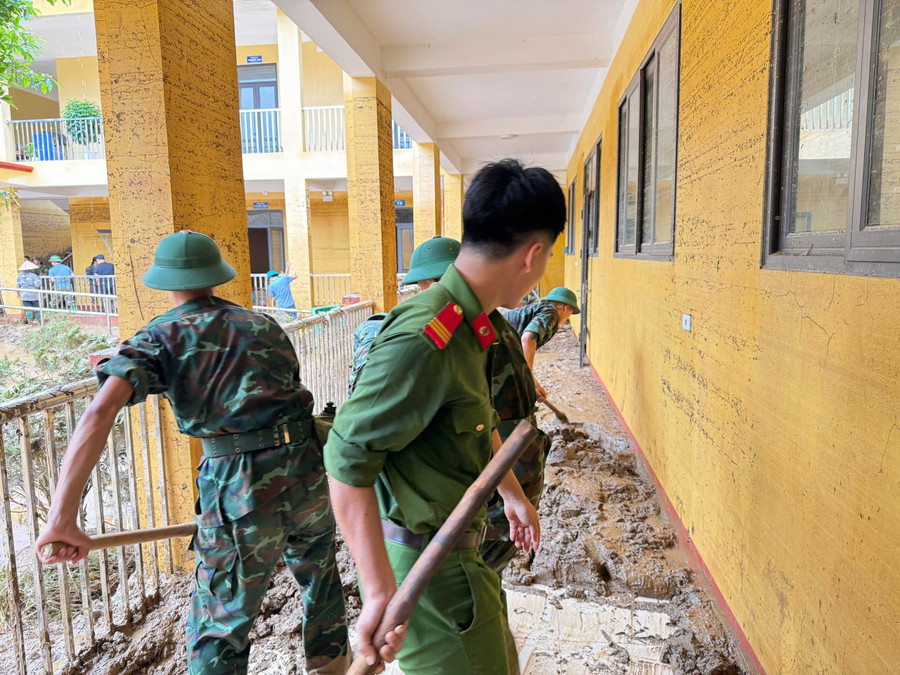 Chính quyền xã Mỏ Vàng cùng lực lượng vũ trang nỗ lực khắc phục hậu quả bão Bualoi tại các trường học. lao-cai-mua-lu-1.jpg