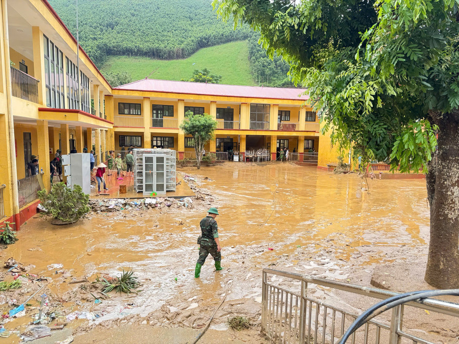 Mực nước ngập sâu nhất tới 5,8m tại trường THCS Mỏ Vàng (xã Mỏ Vàng, tỉnh Lào Cai), sau khi nước rút sân trường như một bãi sình lầy.
