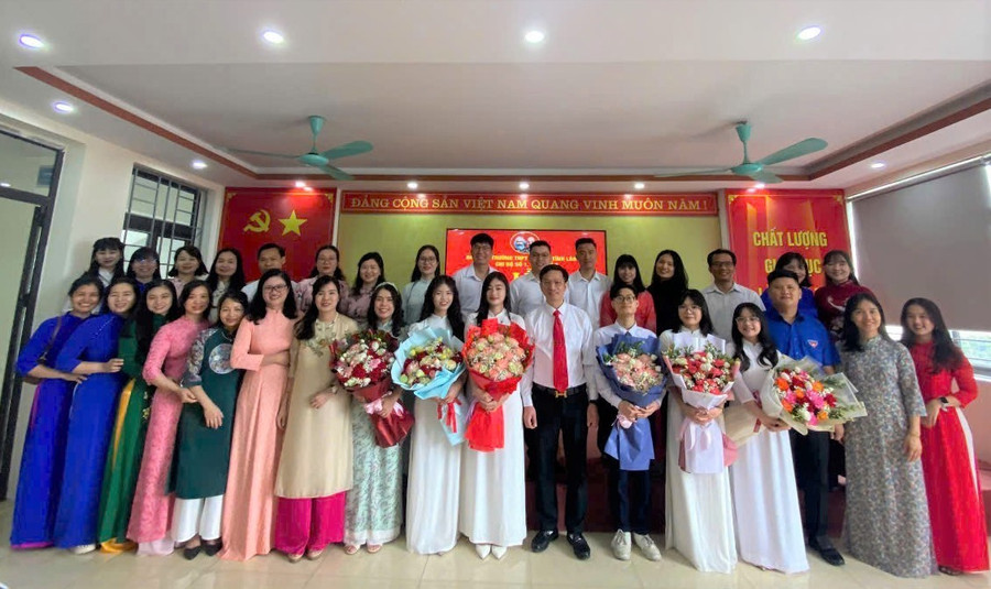 Các thầy cô tặng hoa chúc mừng những học sinh ưu tú vinh dự được đứng trong hàng ngũ của Đảng. ket-nap-dang.jpg