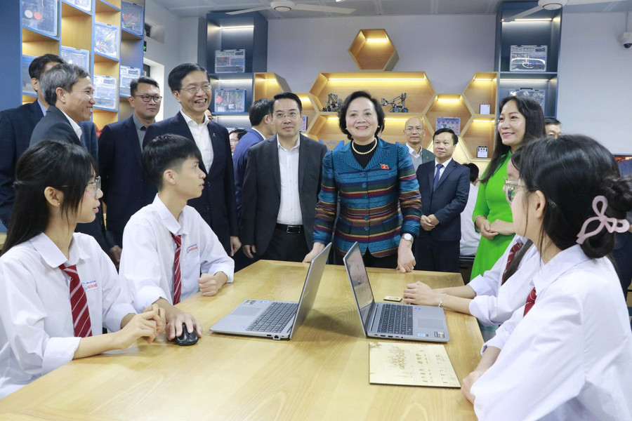 Phó Thủ tướng Phạm Thị Thanh Trà (đứng giữa) cùng lãnh đạo tỉnh Lào Cai thăm quan phòng thực hành STEM tại Trường THPT Nguyễn Huệ.