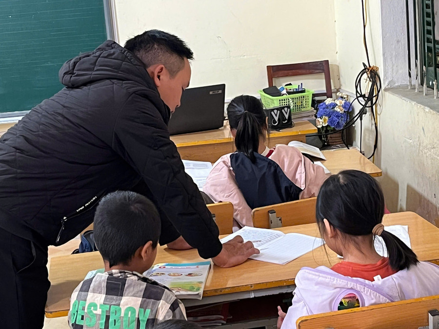 Một tiết học của học sinh trường PTDTBT Tiểu học và THCS Pu Luông, xã Mường Nhà.