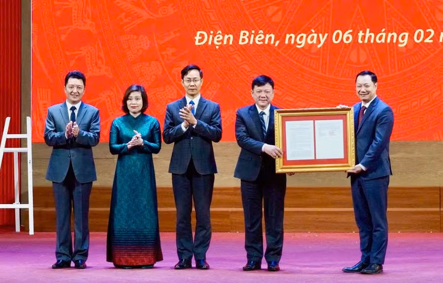 GS. Nguyễn Tiến Thảo - Vụ trưởng Vụ Giáo dục Đại học (bên phải) trao quyết định thành lập Phân hiệu Đại học Thái Nguyên tại tỉnh Điện Biên.