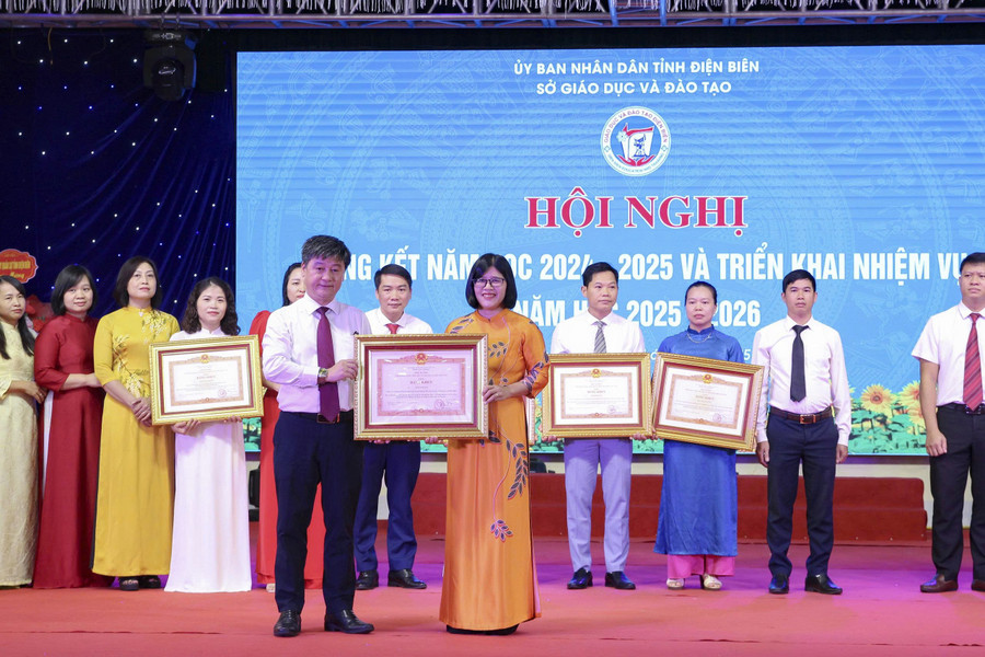 Cô Trần Thị Nam nhận Bằng khen của Thủ tướng Chính phủ vì có nhiều thành tích đóng góp cho sự nghiệp "trồng người". tran-thi-nam-2.jpg