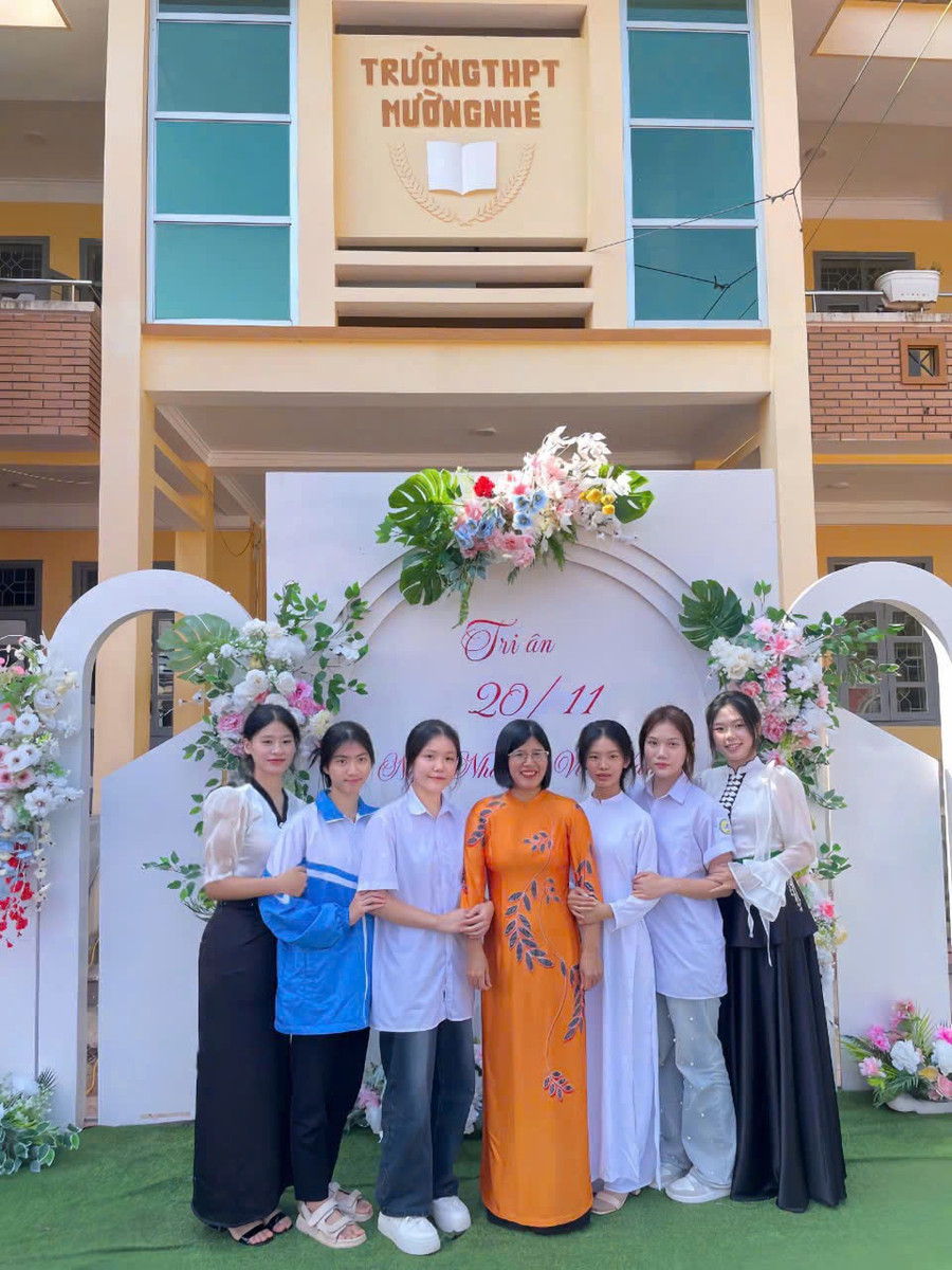Cô Trần Thị Nam (đứng giữa) chụp ảnh lưu niệm cùng học sinh nhân kỷ niệm Ngày Nhà giáo Việt Nam. tran-thi-nam.jpg