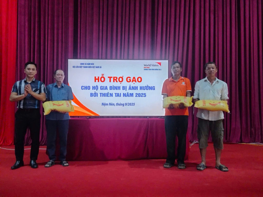 Hỗ trợ gạo cho đồng bào vùng lũ tại Nậm Nèn.