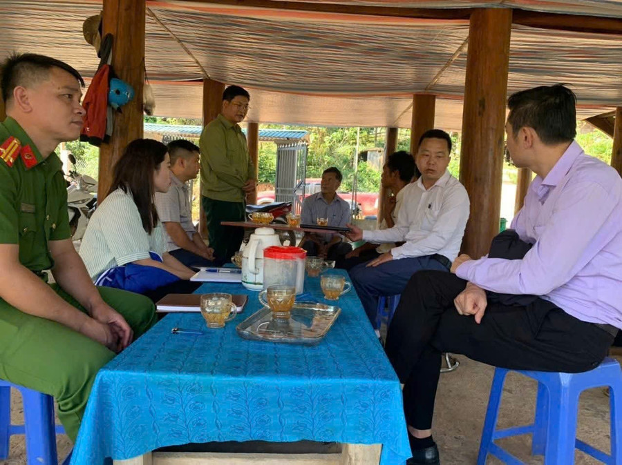 Ông Đặng Anh Tuấn - Chủ tịch UBND xã Nậm Nèn (thứ 4 bên trái) trao đổi với bà con dân bản trong buổi làm việc tại bản Long Tạo.