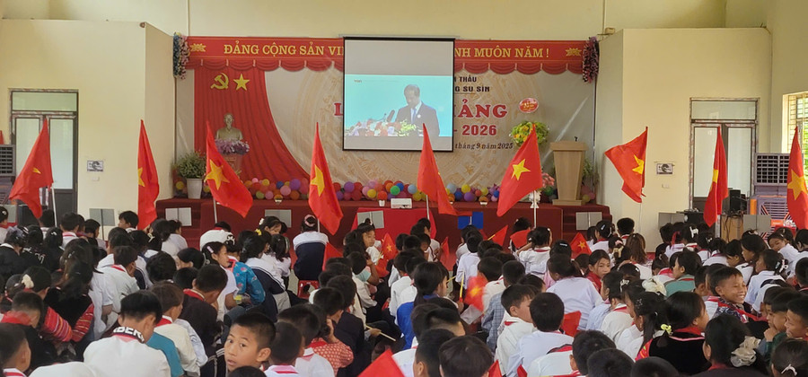 Trường PTDTBT THCS Leng Su Sìn, xã Sín Thầu khai giảng năm học mới.