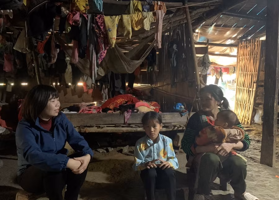 Giáo viên trường PTDTBT TH Leng Su Sìn tham gia điều tra phổ cập giáo dục - xóa mù chữ.