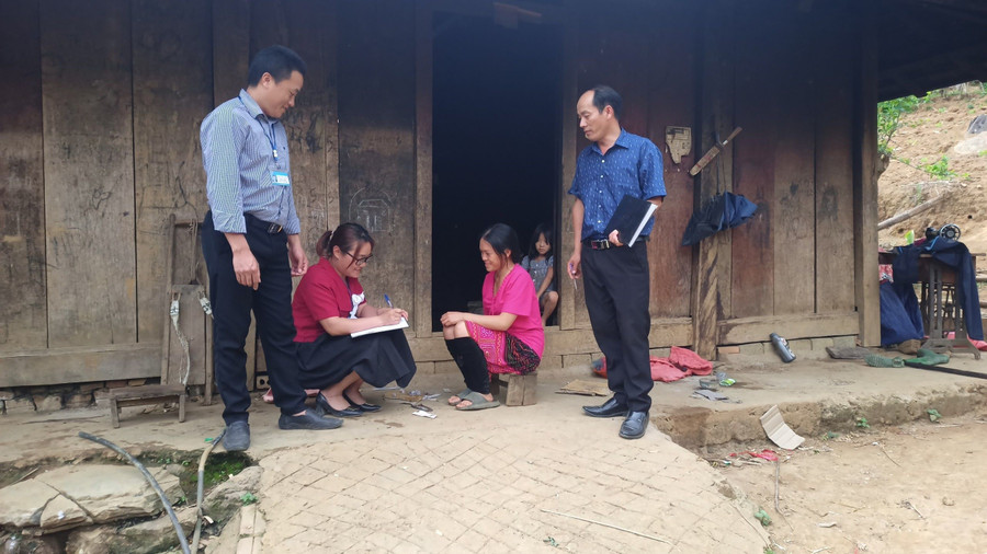 Giáo viên Trường PTDTBT tiểu học Hừa Ngài xuống nhà dân thực hiện công tác điều tra phổ cập. pho-cap.jpg