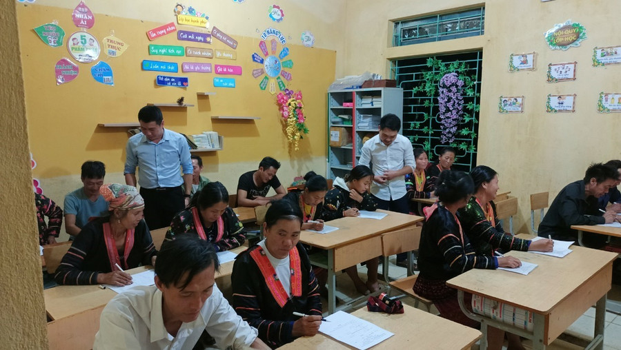 Lớp xóa mù chữ ở Trường PTDTBT tiểu học Sa Lông, huyện Mường Chà cũ. pho-cap-2.jpg